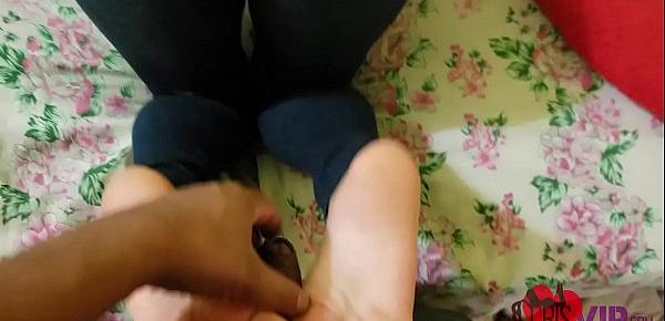  Cristina Almeida em seu primeiro footjob xingando o marido de corno enquanto ele filma, ela utiliza somente os pezinhos para masturbação
